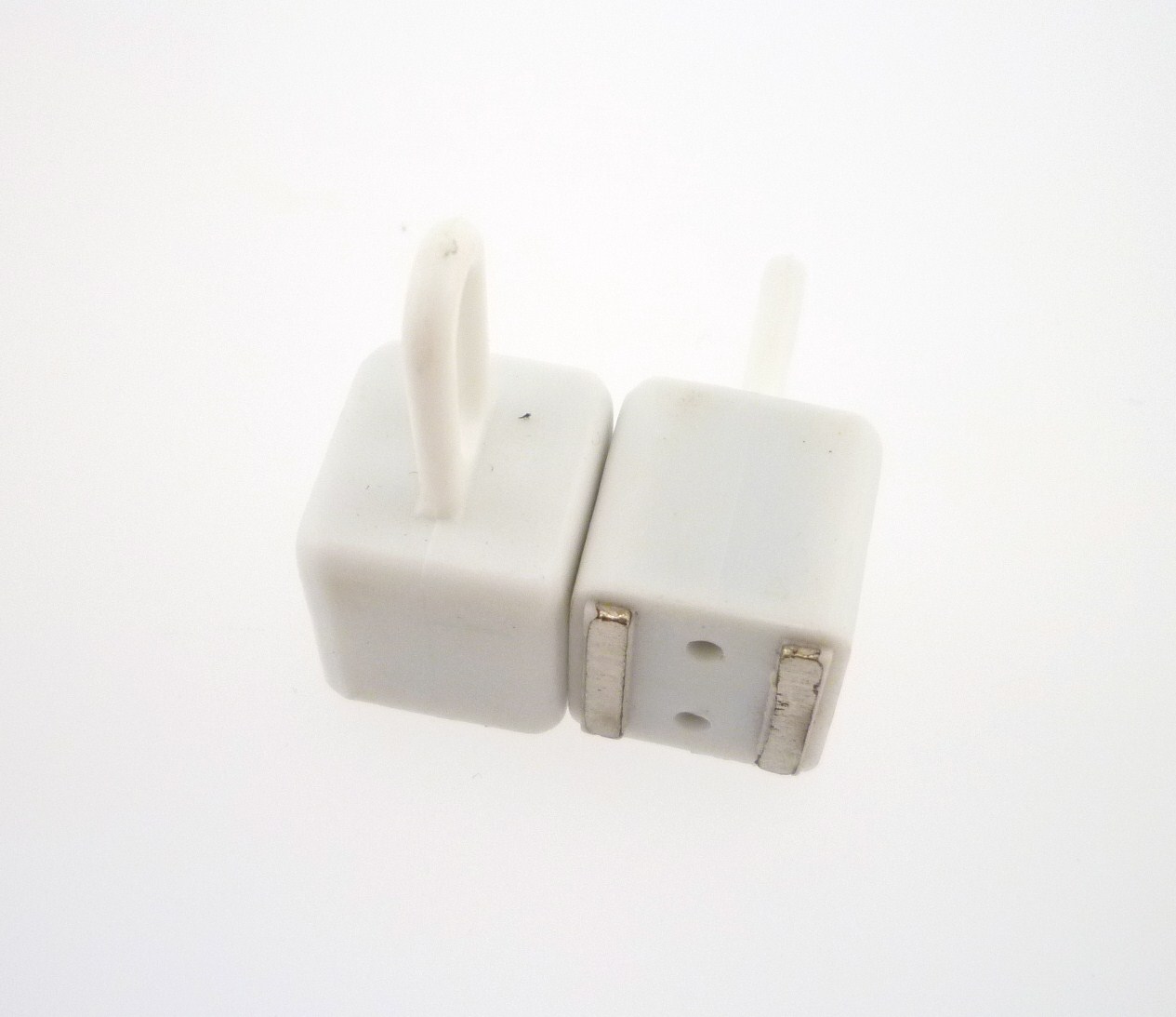 MAGNET WITH LOOP- WHITE SQUARE 1/2"