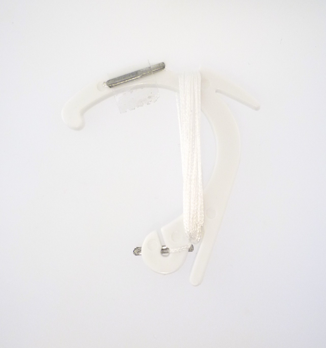 7006W- WHT. SKYHOOK, 72" WHT BARBED CORD